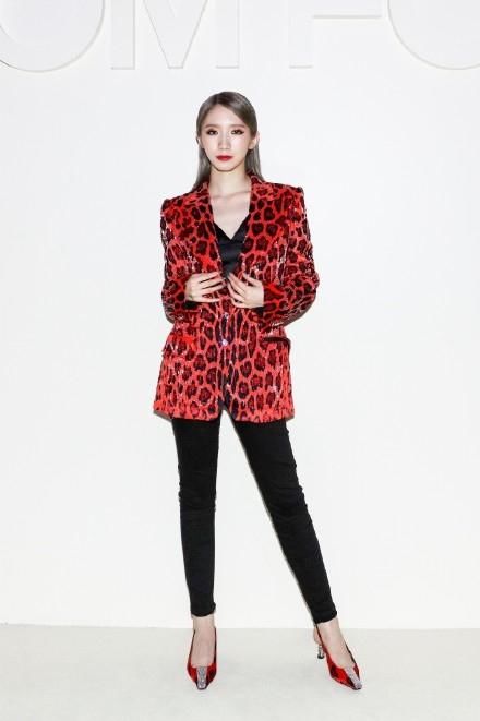 孟美岐时装周首战穿红西装，撞上46岁郑秀文，赢了年纪却输了气场