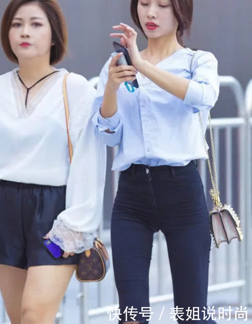 这位小姐姐本身就有着骨感美，再搭配上这件牛仔裤，走起路来风度