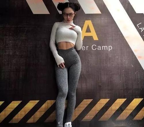 紧身打底裤：贴合收紧腿部，很有吸引力！