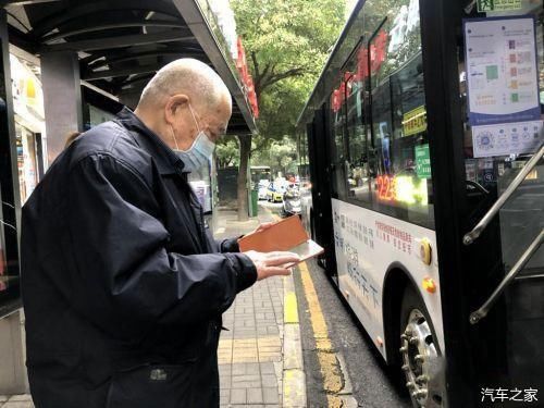  「乘坐公交车」贵阳部分老年人扫不了“健康码”坐车怎么办？公交公司回应了