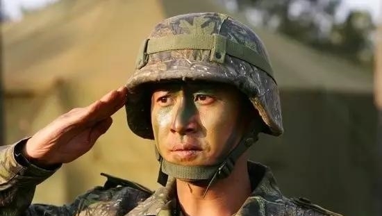 「镜头」他是知名老演员,带红王宝强,因挡住小鲜肉镜头被一把推倒在地