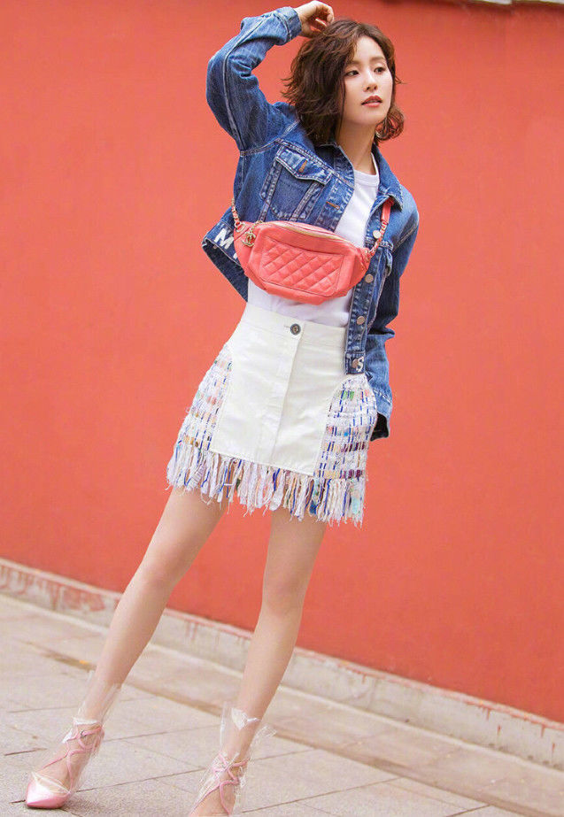 刘诗诗豁出去了，高跟鞋外面居然套着垃圾袋，没想到意外的好看！