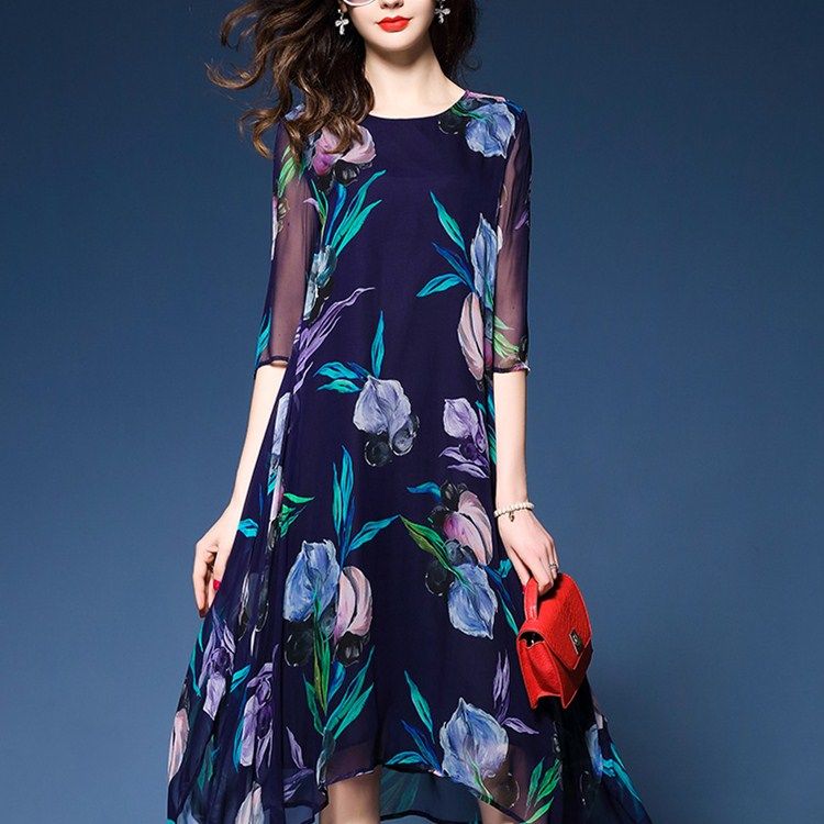 如今女人穿衣真大胆，深V装实力”真空“亮点满满，秀出傲人身材