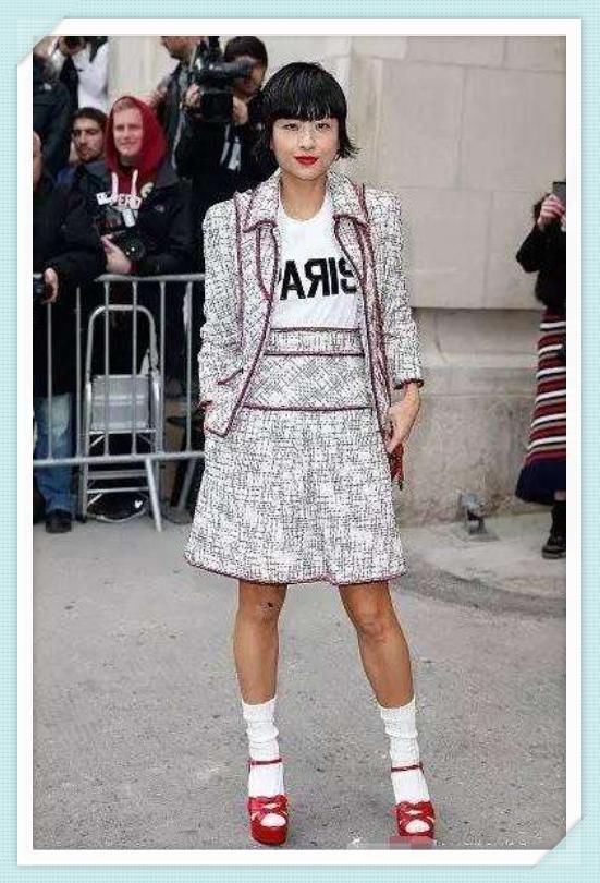 徐濠萦的时尚我不懂！扎丸子头为扮嫩，但腿上的黑丝是几个意思？