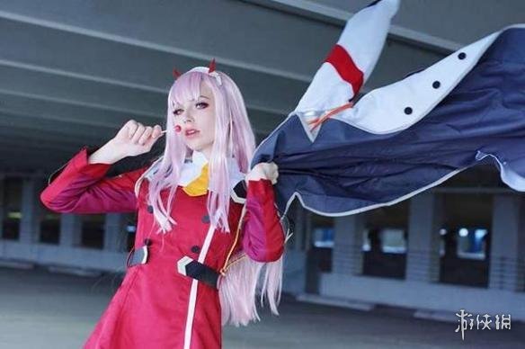 《守望先锋》性感救生员天使cos 紧身裤凸显白嫩美腿