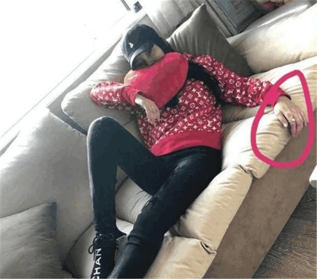 李小璐再陷“沙发照”风波，工作室发原图辟谣，网友：这次我信了