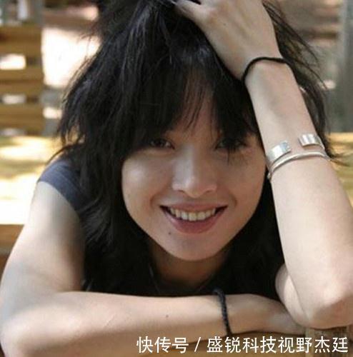 「丈夫」李佳晒丈夫早起照,靳东累得睁不开眼,还不忘搂着儿子