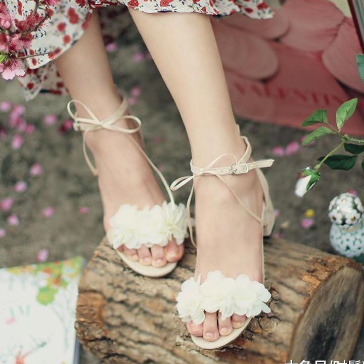 水嫩玉足美开花, 一双清新的花朵凉鞋, 绽放甜美的女人味