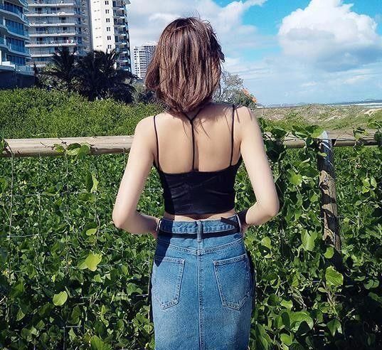 现在姑娘真是太敢穿了，出门只穿个吊带背心，大胆又好看，美爆了
