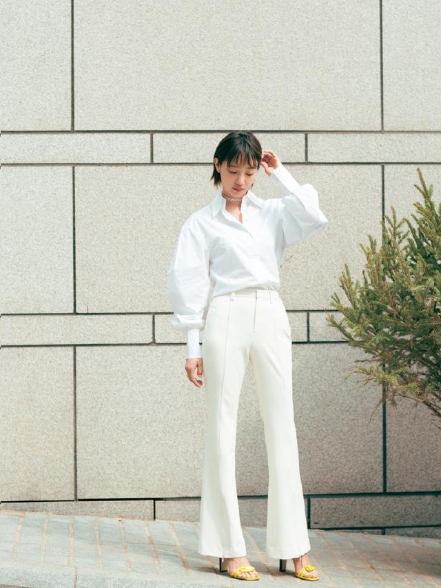 34岁白百何再次现身，白衬衫搭配牛仔裤亮相活动，大妈秒变少女