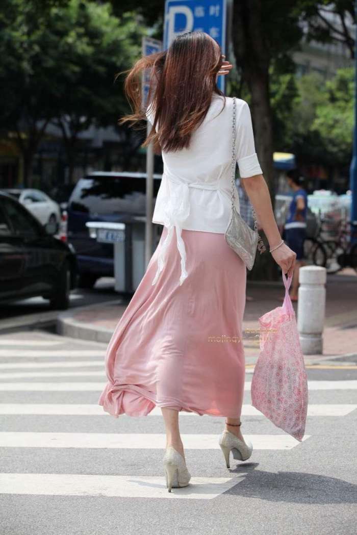 质小姐姐修身连衣裙，长裙飘飘充满仙气