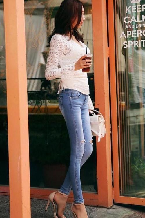 紧身裤满足女人的要求，走在街头上回头率十足！