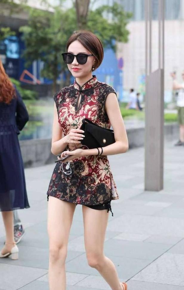 街拍: 穿旗袍的小姐姐, 身材高挑皮肤白皙, 让人忍不住侧目