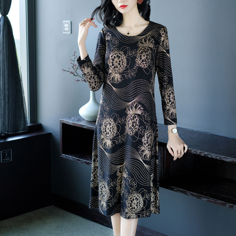 女人若到了中年，建议秋天买件这种高级秋裙，虽贵~但美得不得了