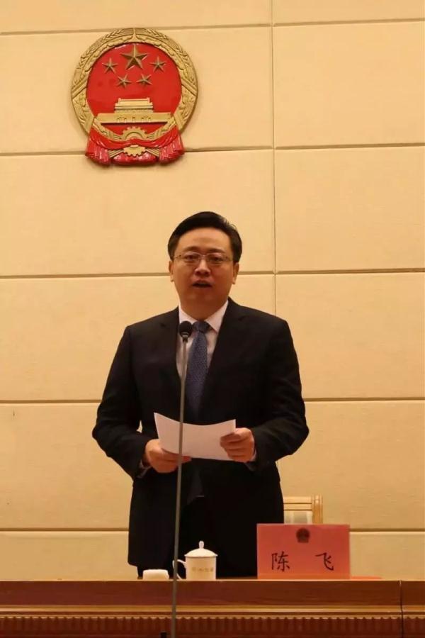 张永霞辞去烟台市市长职务，陈飞任烟台市副市长、代市长