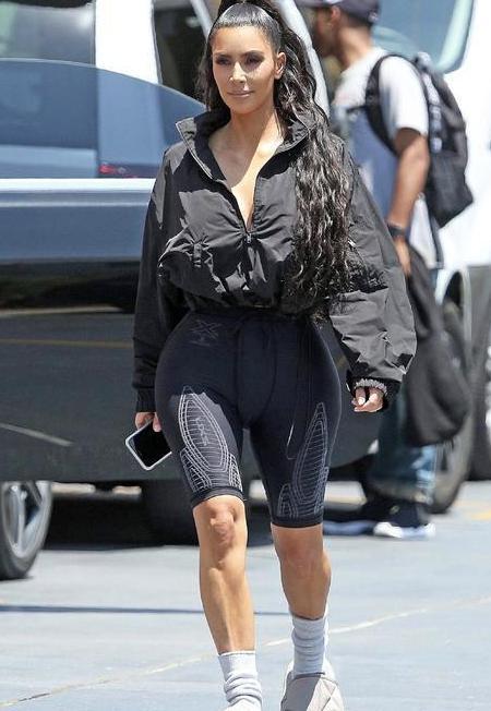 卡戴珊三姐妹洛杉矶出行，金大姐脚踝细得堪比梅根，谁更胜一筹？