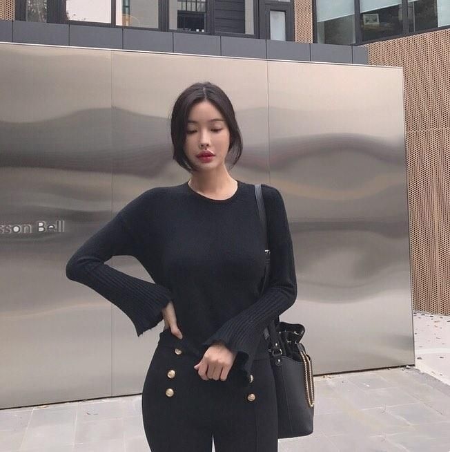 明人不说暗话，厚嘴唇女神真的很性感，前凸后翘身段“激动”不?