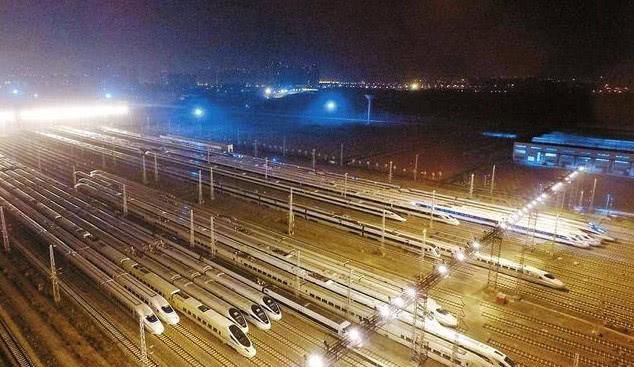             中国高铁每年亏损上万亿，为何依旧不断修建？看完就