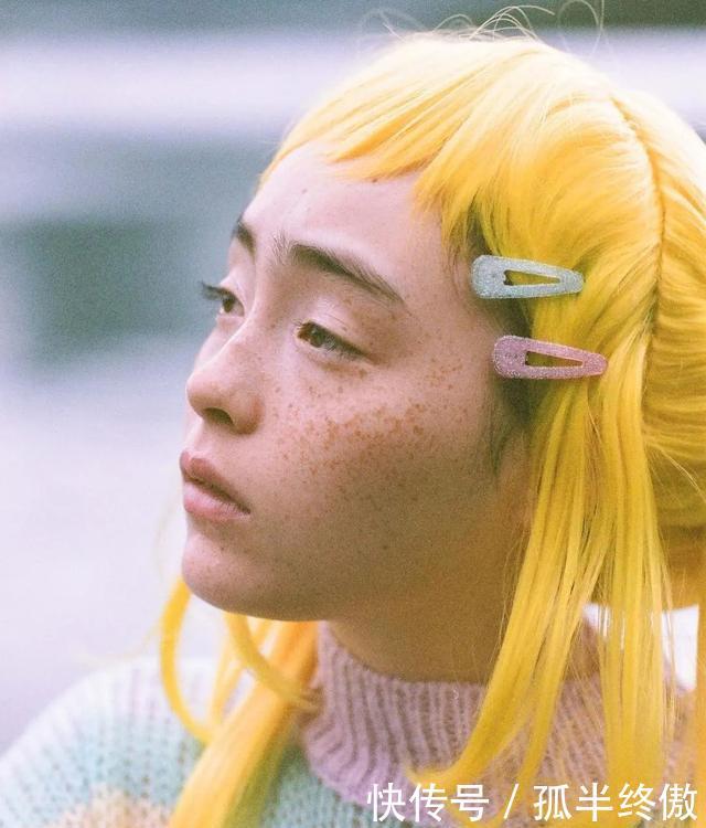 『镜头』搞颜色没前途?她镜头下的少女配色,温暖又高级