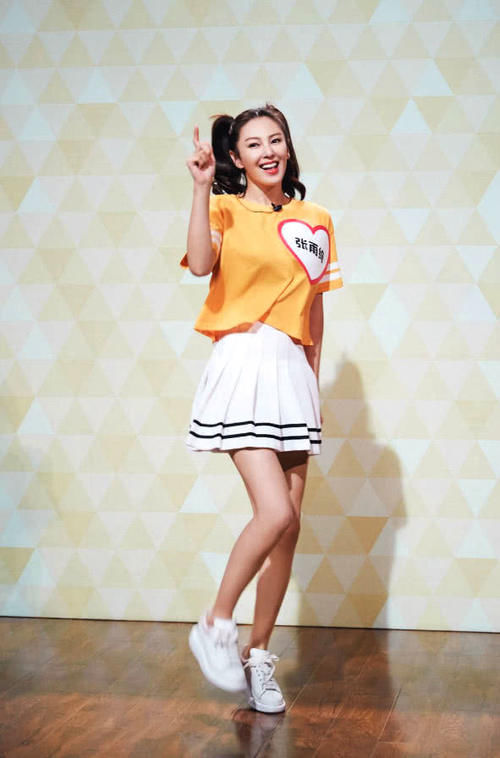 张雨绮印花包臀裙秀美腿,上身玫红透视装却穿出麒麟臂,扎心啦!