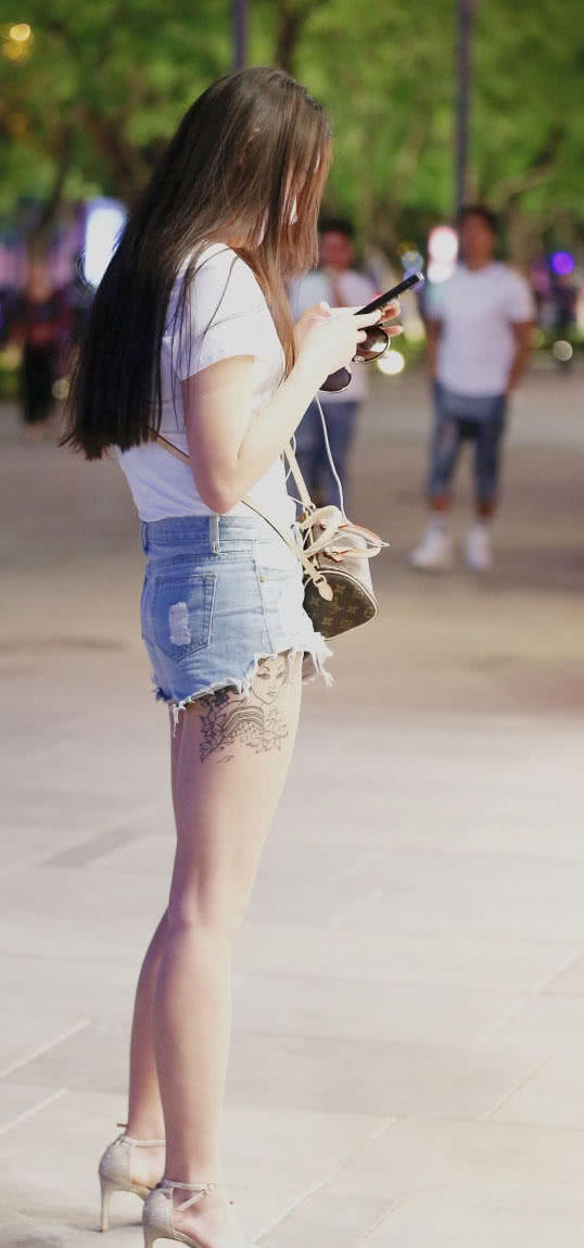 性感小姐姐穿热裤裹住浑圆翘臀，大腿根的纹身才是吸睛亮点