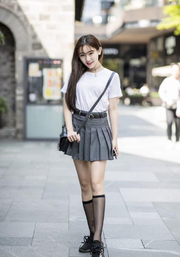 『女人』街拍:甜美动人的小美女,彰显女人的气质,吸引力十足