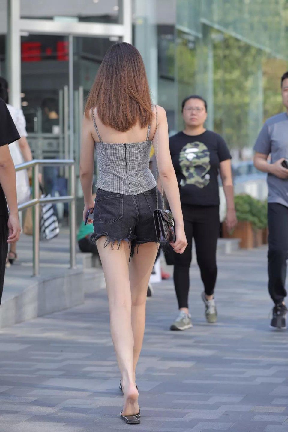 街拍:青纯美丽的少女,笑起来勾引人,你们喜欢这种类型吗?