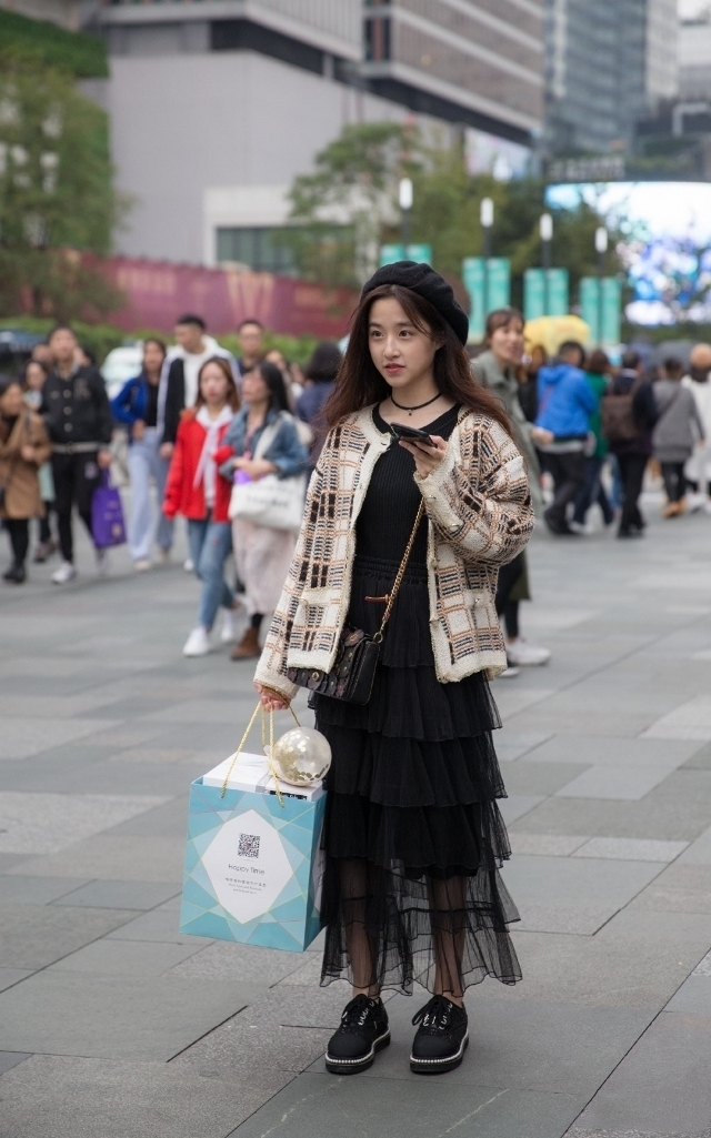  背带牛仔裤：路人街拍，靓女穿绿色的圆领短袖T恤，非常的显少女气息