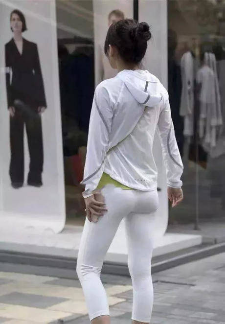 打底裤修饰出女性纤细身材，修身显瘦一步到位