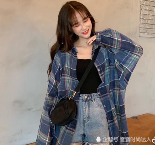  「春天」00后别总穿白衬衫了，瞧瞧网红“格子衫”，春天这样穿，又美又显瘦