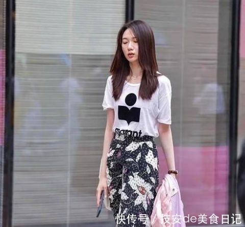 『美女』街拍:丹唇外朗的美女,一件浅色一字肩配牛仔热裤,青春活力气质