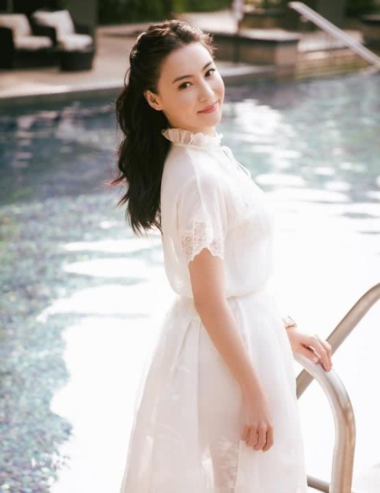 『挑战』张柏芝心里是住着个公主吧,都当妈了仍要挑战少女裙,还挺美