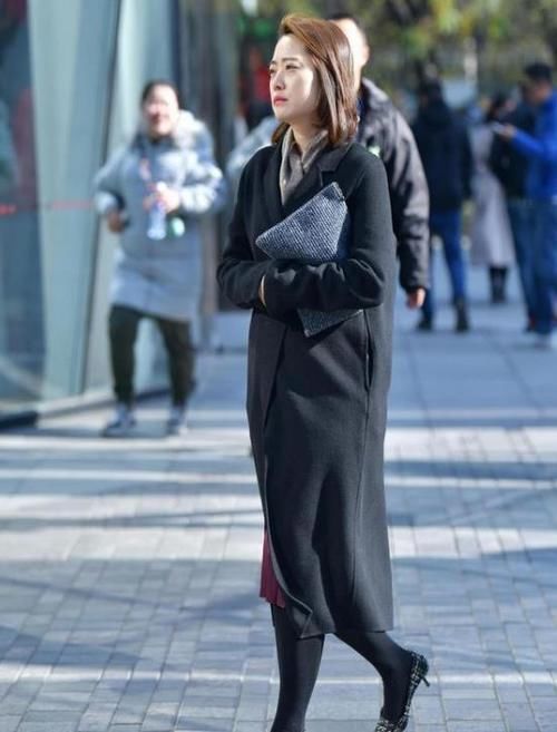  「吊带」街拍：般般入画的小姐姐，一件白色的吊带连衣裙，时尚气质迷人