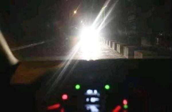  夜车@三下双闪什么意思？老司机：公认的灯语，不认识别开夜车