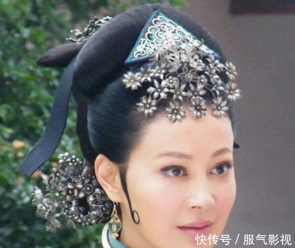 专业户@她是皇后专业户，41岁嫁给名导，结婚19年至今却无子嗣！