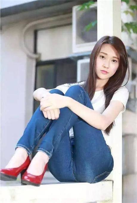 女生，都少不了一条牛仔裤！因为，这是女生的压箱之宝！