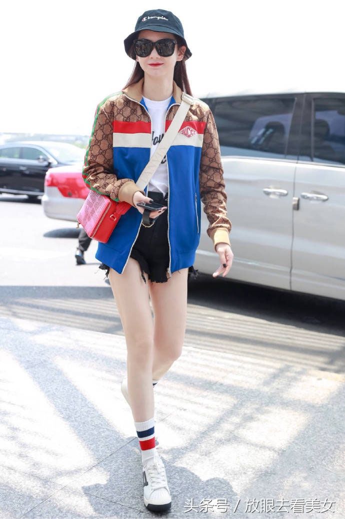 戚薇热裤美腿性感街拍照