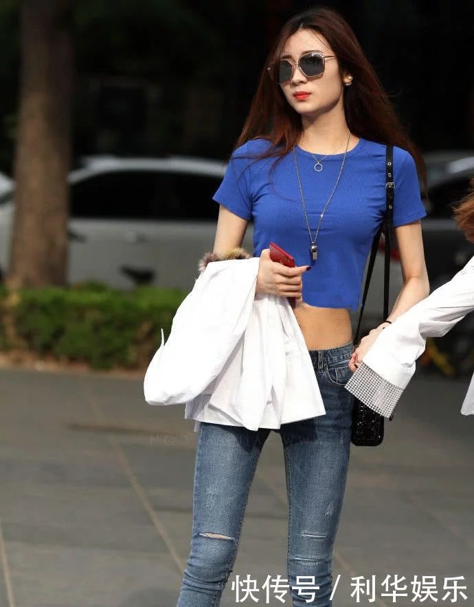 束身体恤凸显小姐姐玲珑胸围，裸露的蜂腰白皙迷人，紧身牛仔裤彰