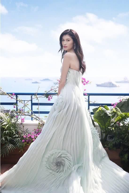 盘点女星穿裙子，高圆圆时尚，迪丽热巴可爱，她穿的最迷人