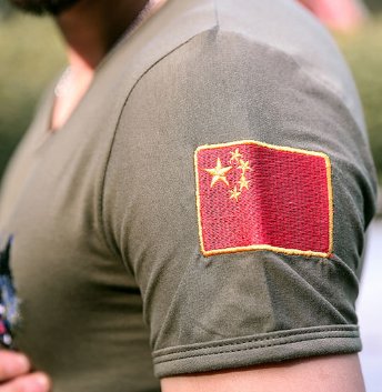 退伍老兵偷着乐，新式“军装”问世，穿上立马找回当兵的感觉