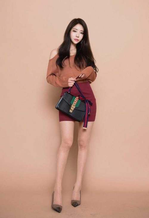 包臀裙搭配一条肤色丝袜展现出三倍魅力