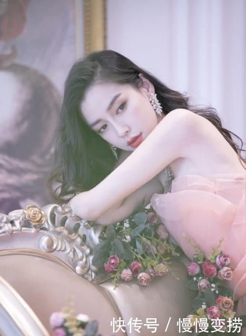 『 杨颖』瞬间少女感十足,杨颖新造型也太美了一袭抹胸薄纱裙配波浪卷