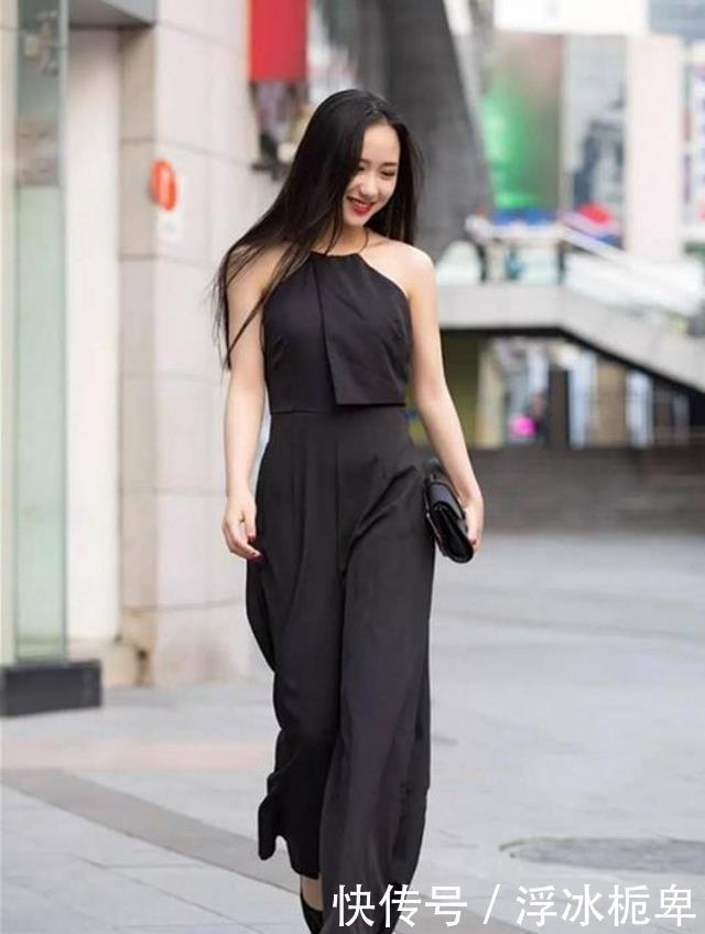 美女|路人街拍:美女搭配黑色的短裤,清爽中带着酷酷的感觉