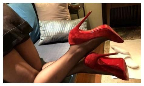 高跟鞋能够散发出一种时尚的魅力，带来清新的感觉，彰显个性韵味