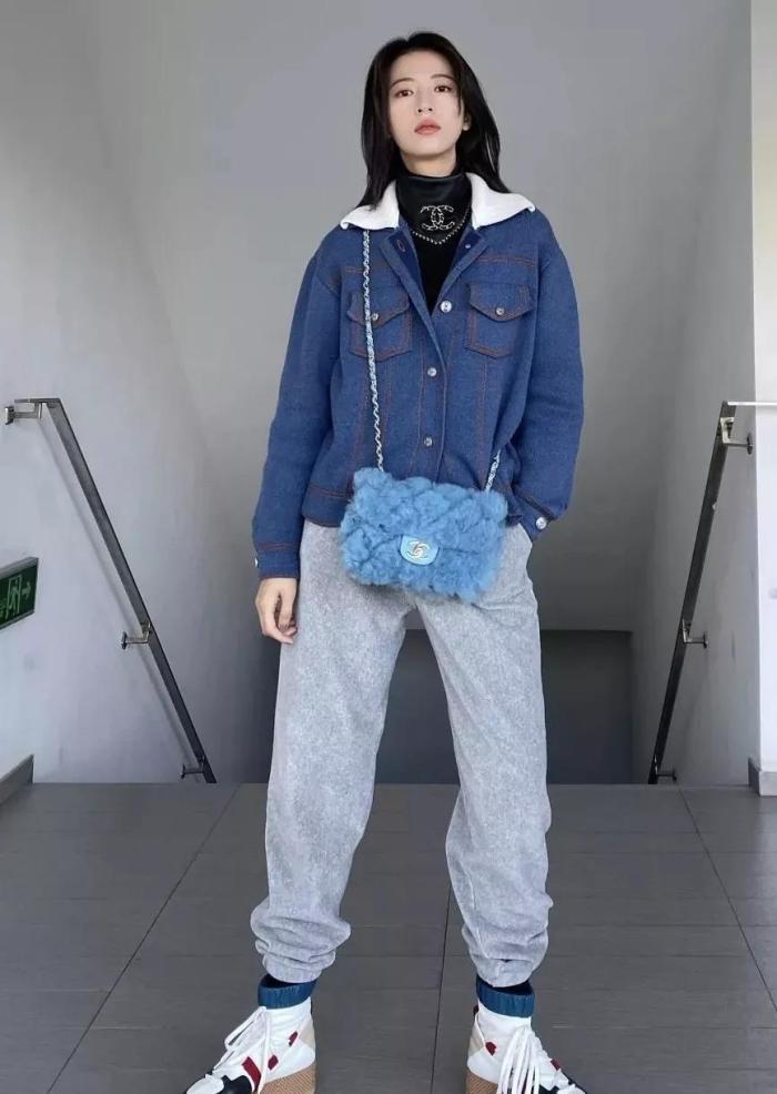 舒适■街拍:开春裤子不必多买,有这条“卫裤”就够了,舒适时髦,明星都宠它