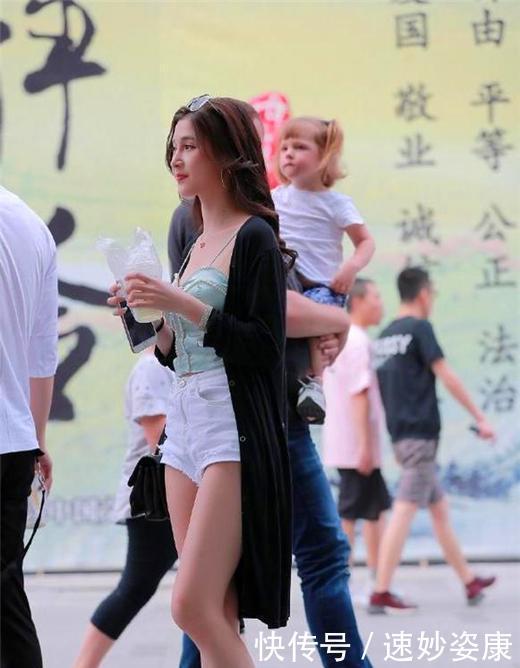 『喜欢』街拍人人都说女孩子不要太要强、太独立,不然就不会招人喜欢