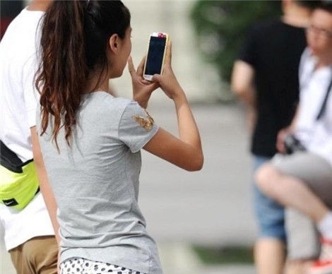 展现|街拍,美女紧身的穿搭展现曼妙身姿,纤腰不盈一握,时尚充满魅力