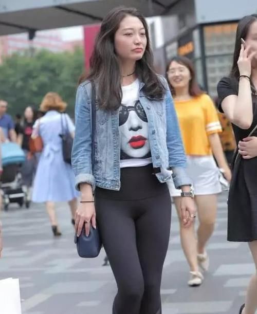  『清新』美女时尚街拍：丰姿冶丽的小姐姐，一件白色上衣配灰色短裙，时尚清新靓丽