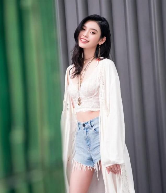 奚梦瑶机场穿小码靴，网友：腿都挤变形了！