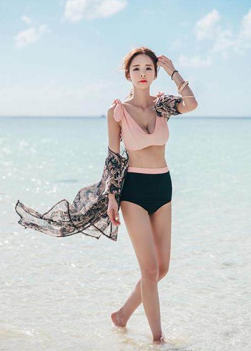 两个娇嫩丰盈的小姐姐,海滩撞衫同款比基尼泳衣,差距一目了然!